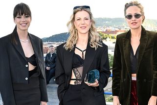 Lenny v sexy průhledném body, Gudasova sestra v podprsence a Smetana naopak bez ní